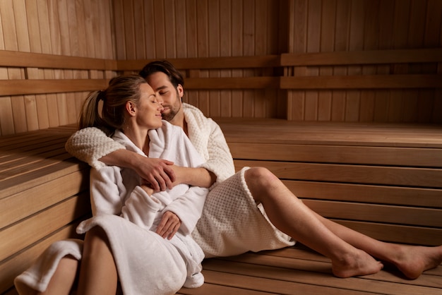 Gros Plan Sur Un Couple Se Relaxant Dans Le Sauna