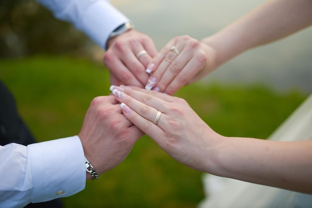 Un gros plan d'un couple se tenant par la main