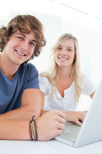 Gros plan d&#39;un couple souriant en regardant la caméra