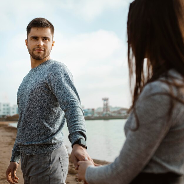 Gros plan, couple, tenant mains, plage