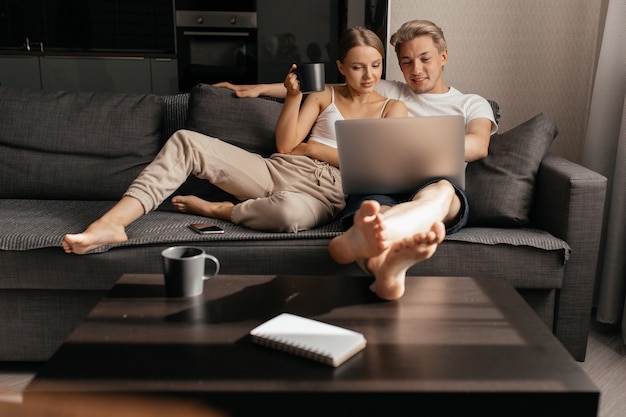 Gros plan sur couple en train de boire un verre ensemble à l'intérieur