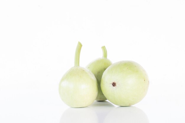 Gros plan de courge calebasse ou courge isolé sur fond blanc