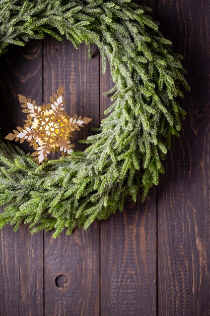 Gros plan d'une couronne de Noël avec un décor.