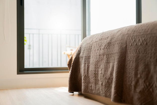 Photo gros plan couverture de lit moelleux et tapis de fourrure près de la fenêtre chambre maison design d'intérieur concept fond