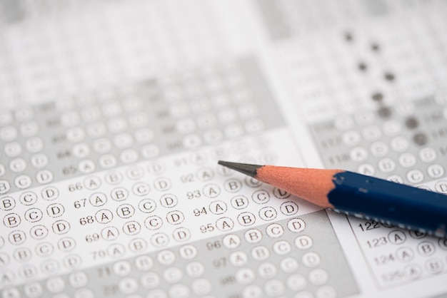 Photo gros plan sur le crayon sur la feuille de réponses pour la feuille de résultats du test avec réponses