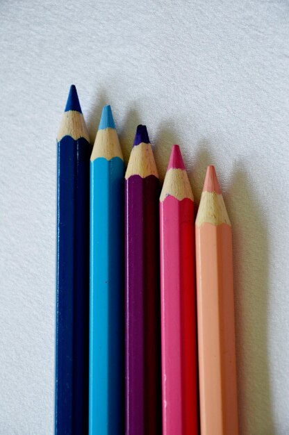 Un gros plan de crayons colorés sur du papier blanc
