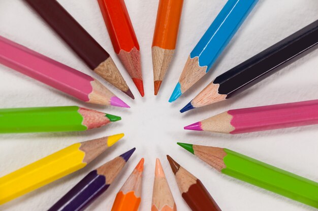 Gros plan de crayons de couleur disposés en cercle