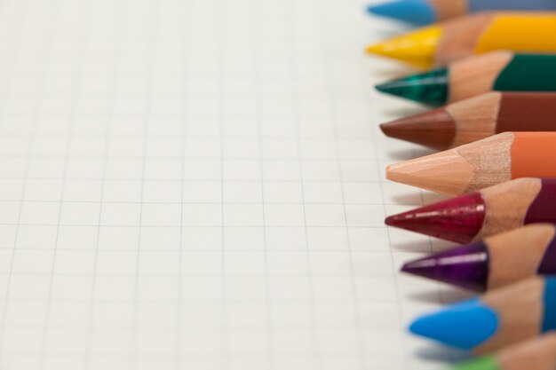 Gros plan de crayons de couleur disposés dans une rangée