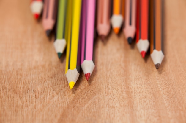 Gros Plan De Crayons De Couleur Disposés En Un Motif De Vagues