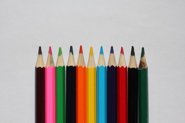 Gros plan de crayons de couleur sur du papier blanc