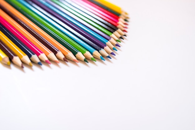 Gros plan de crayons de couleur sur fond blanc