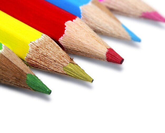 Gros plan de crayons de couleur sur fond blanc