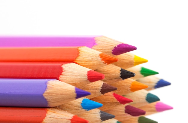 Gros plan de crayons de couleur isolé sur blanc