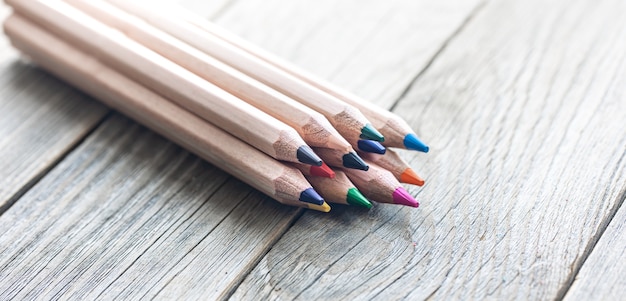 Gros plan sur des crayons de couleur pour dessiner sur un espace de copie de surface floue