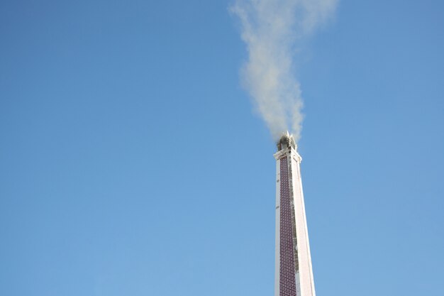 Gros plan d'un crématorium avec de la fumée