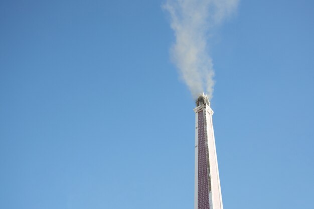 Gros plan d'un crématorium avec de la fumée