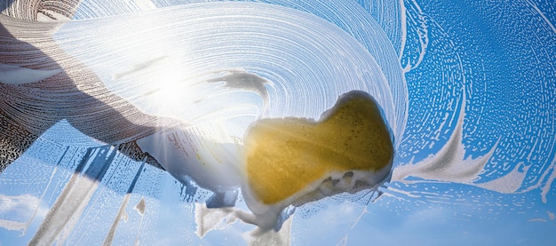 Photo un gros plan de crème glacée sur une fenêtre en verre