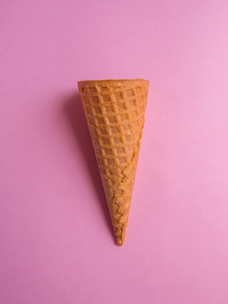 Un gros plan de crème glacée sur un fond rose