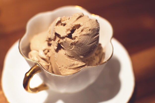 Photo un gros plan de la crème glacée sur la table