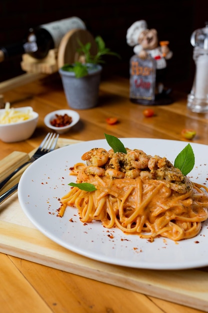 Gros plan de crevettes spaghetti épicées