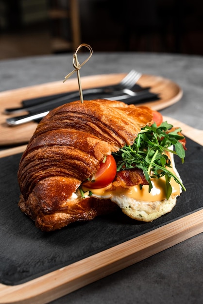 Gros plan d'un croissant sur une assiette dans un café