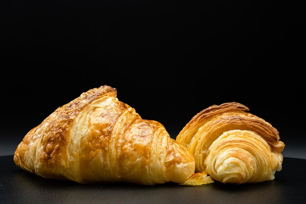 Gros plan des croissants sur fond sombre