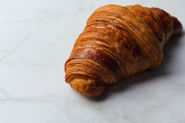 Gros plan de croissants isolés sur fond de marbre.