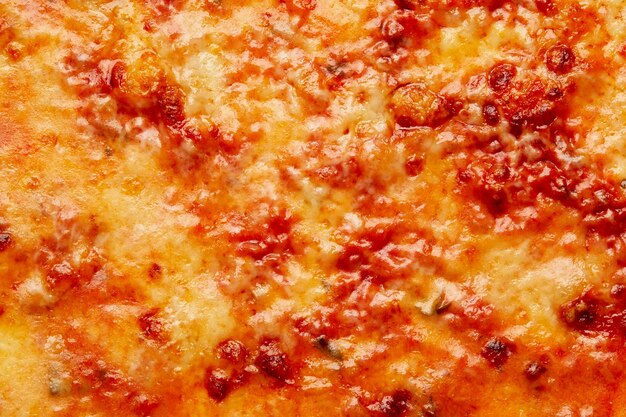 Gros plan sur une croûte de fromage caramélisée sur une pizza bolognaise italienne traditionnelle