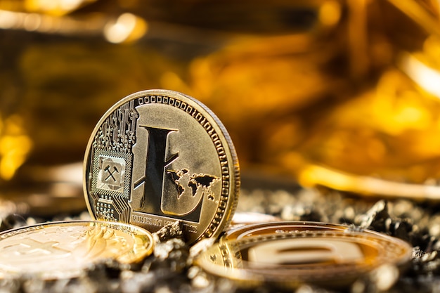 Gros plan sur la crypto-monnaie Litecoin sur fond jaune et or, face arrière de la pièce, logo minier