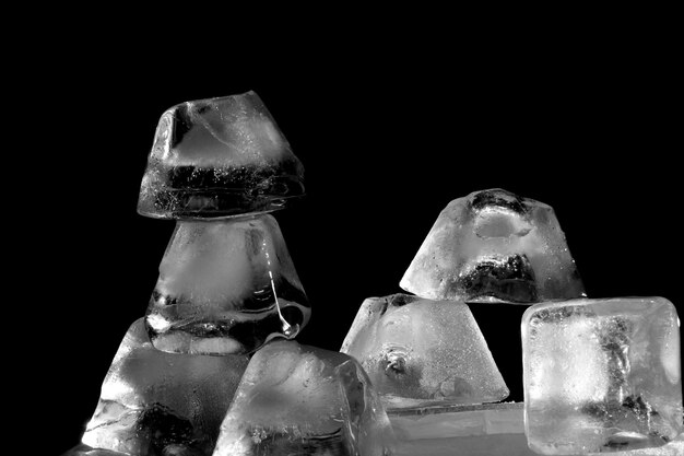 Photo un gros plan de cubes de glace sur un fond noir