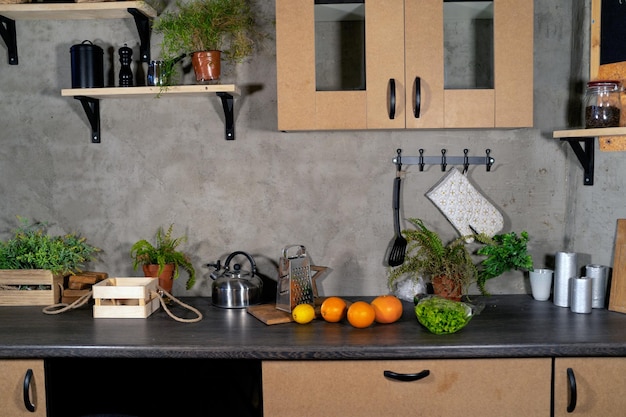 Gros plan d'une cuisine design d'intérieur Intérieur sombre domestique moderne d'armoires de cuisine et d'étagères avec ustensiles de cuisine