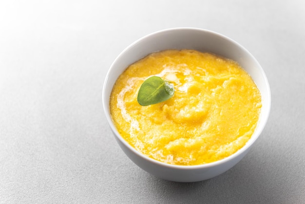 Un gros plan de cuisson de la polenta cuisine italienne traditionnelle typique faite avec de la semoule de maïs et de l'eau