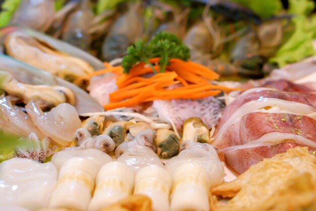 Gros plan et culture d'une variété de fruits de mer pour sukiyaki