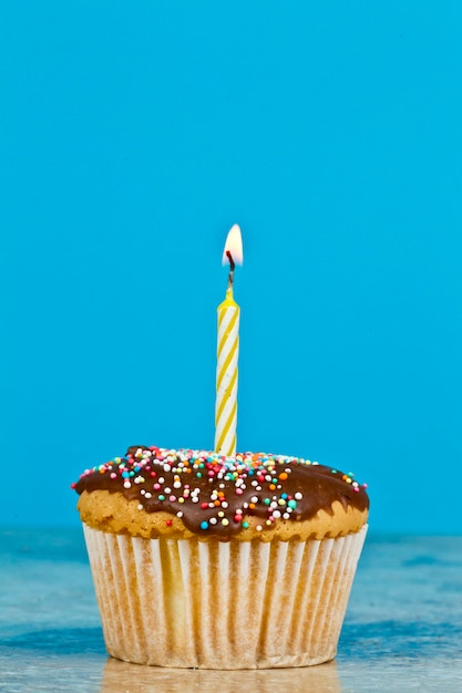 Un gros plan de cupcakes contre le ciel bleu