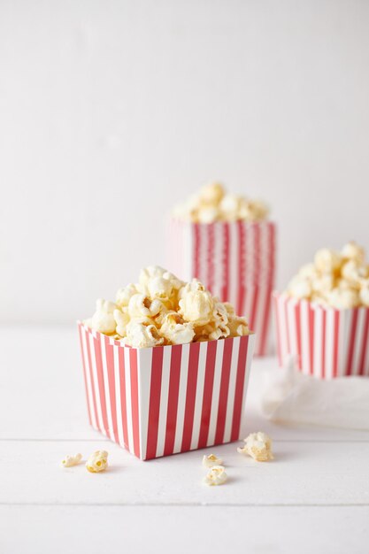 Un gros plan de cupcakes sur un fond blanc