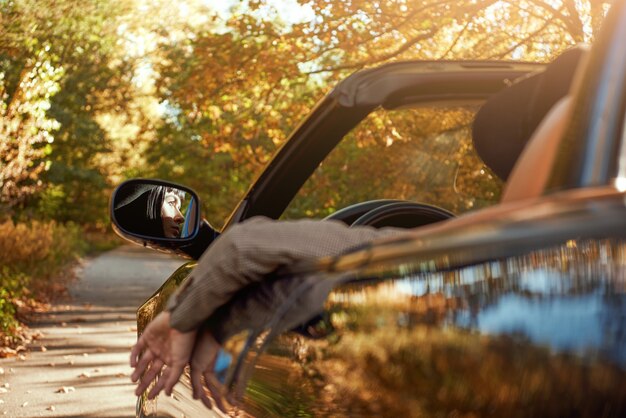 Gros plan d'une dame sexy au chapeau est assis dans la vue arrière du cabriolet