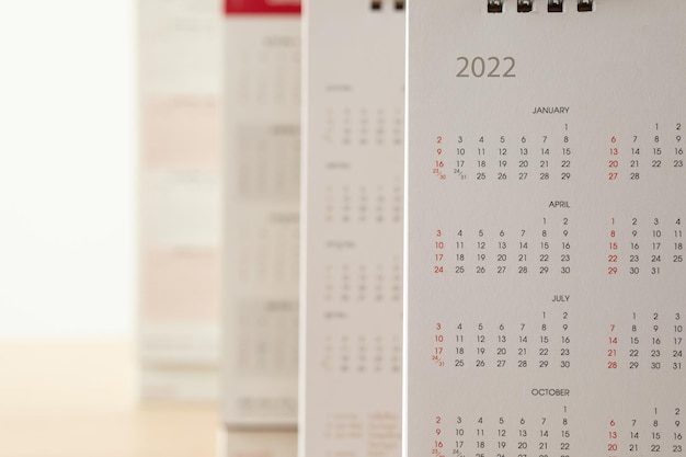 Gros plan sur les dates de la page du calendrier 2022 et le concept de réunion de rendez-vous de planification d'entreprise en arrière-plan du mois