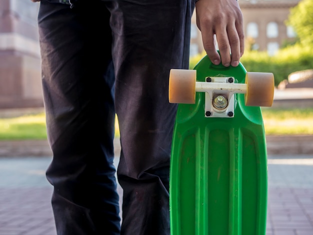 Gros plan, debout, dehors, tenue, penny board