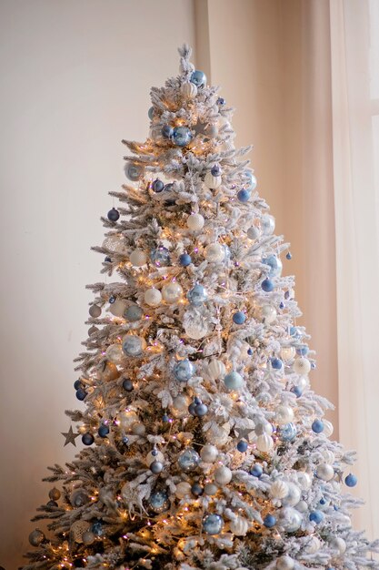 Gros plan sur un décor de fête un arbre de Noël