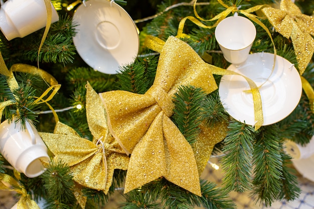 Gros plan sur la décoration des arbres de Noël sur fond de fête