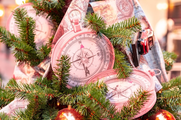 Gros plan sur la décoration des arbres de Noël sur fond de fête