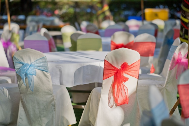 Gros plan sur la décoration de chaise de mariage