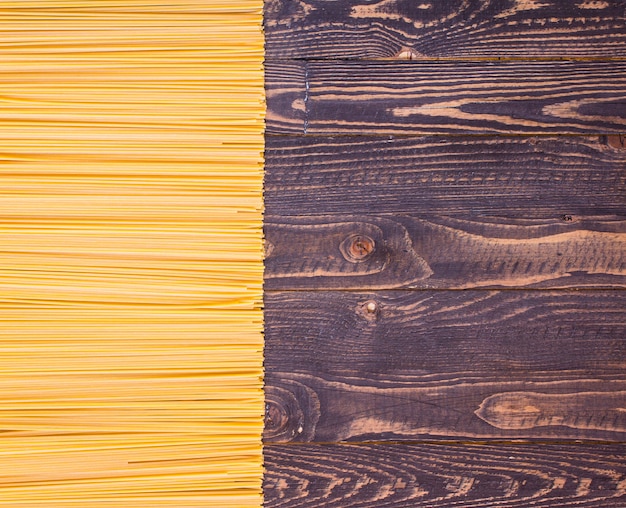 Gros plan, décoration, pâtes italiennes Sur un fond en bois