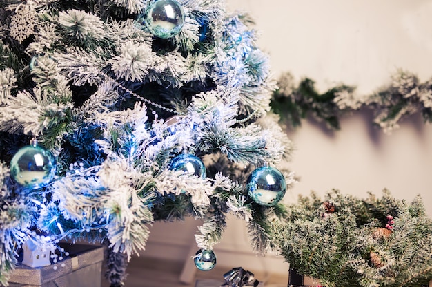 Gros plan des décorations d'arbre de Noël. arbre de Noël