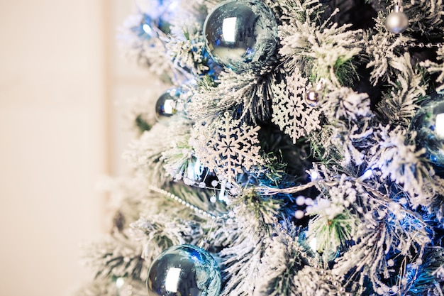 Gros plan des décorations d'arbre de Noël. arbre de Noël