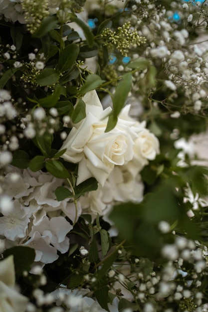 Gros plan sur des décorations de mariage avec des fleurs fraîches blanches