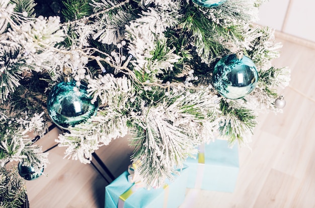 Gros plan de décorations de Noël de belle couleur accroché sur l'arbre de Noël.