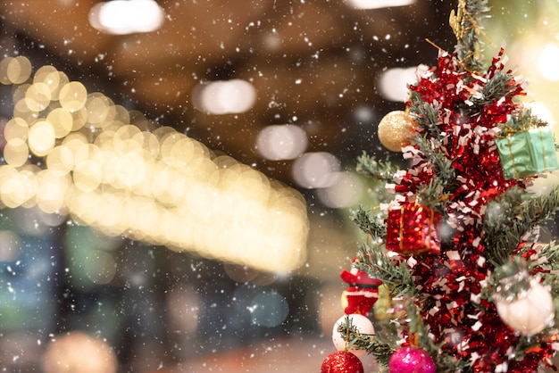 Gros plan, décorations noël Boules rouges et dorées sur un sapin de Noël.