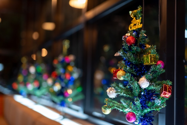 Gros plan, décorations noël Boules rouges et dorées sur un sapin de Noël.