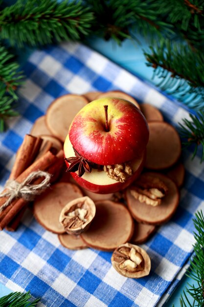 Gros plan d'une délicieuse pomme au four avec décoration de Noël